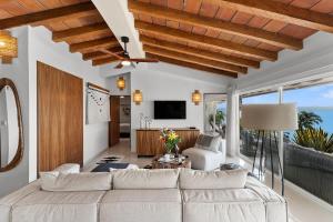 TV a/nebo společenská místnost v ubytování Costa Dorada - Beachfront Penthouse in Bucerias Golden Zone