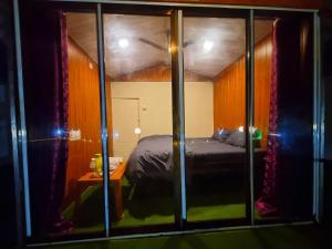 Pawan leke cottage في Kolvan: غرفة نوم بها سرير في غرفة بها نوافذ