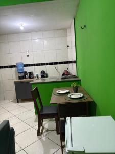 Η κουζίνα ή μικρή κουζίνα στο Apartamento completo e central! Casa Joana! +13 φωτογραφίες