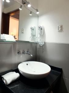 Ένα μπάνιο στο Illa Hotel