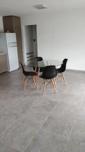 ein Tisch und Stühle in einem Raum mit Küche in der Unterkunft Villa Guillermina in Villa Giardino + 6 Fotos