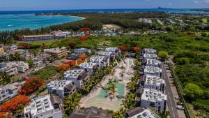 an aerial view of the resort and the beach at Penthouse vue piscine lagon, 200m de la plage in Mont Choisy