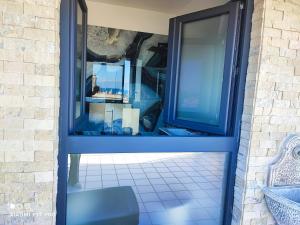 La quintessenza في مونوبولي: منظر من خلال باب زجاجي للحمام