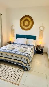 普拉亚卡门Departamento Itzae的卧室里有一张床，床上放着两条毛巾。 更多46张照片