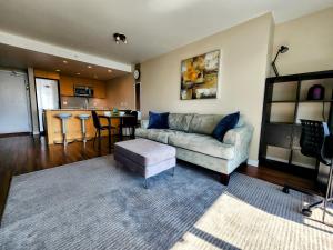 Khu vực ghế ngồi tại Central Lonsdale Gem