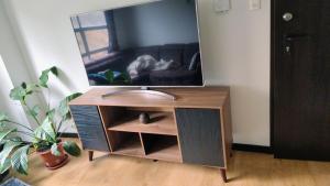 a wooden cabinet with a mirror on top of it at Alojamiento Cómodo y Hermoso en apartamento 7 personas Carnavales in Pasto