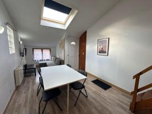 a living room with a white table and chairs at Chouette appart avec garage in Anzin