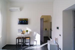 a white room with a small table and stool at Calaba SpaccaNapoli in Naples