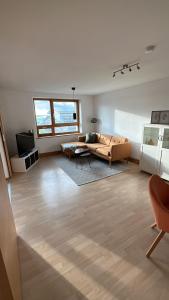 a living room with a couch and a table at Monteur und Ferienwohnung nahe Ulm Zentrum, Legoland Deutschland 