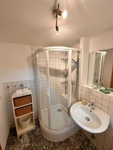 a bathroom with a shower and a sink at Monteur und Ferienwohnung nahe Ulm Zentrum, Legoland Deutschland 