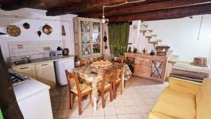 a kitchen with a table and chairs in a room at B&B Montiju in Ozieri