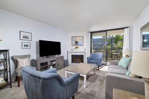 un soggiorno con un divano e una TV di F204 - Cozy Seaview Condo a Oceanside