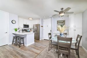 una cucina e una sala da pranzo con tavolo e sedie di F204 - Cozy Seaview Condo a Oceanside