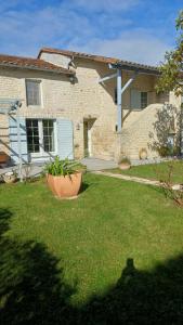 une maison en briques avec une cour avec une cour dans l'établissement La Charmésienne, à Charmé