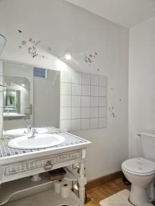 une salle de bains avec lavabo et toilettes dans l'établissement La Charmésienne, à Charmé