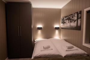 een slaapkamer met een bed met twee handdoeken erop bij Premium Rural Apartment - Leknes in Leknes