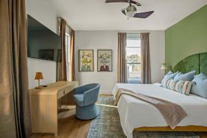 een hotelkamer met een bed en een bureau bij The Backyard Collective 6BR 2 Homes Pool & More in Austin