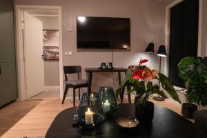 een woonkamer met een tafel en een tv bij Premium Rural Apartment - Leknes in Leknes