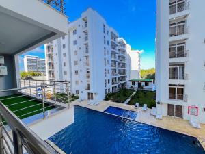 einen Balkon mit Pool in einem Gebäude in der Unterkunft Madzo Holiday homes in Mombasa