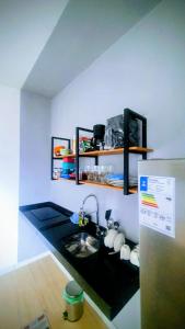 una cucina con lavello e frigorifero di Ap Umarizal a Belém