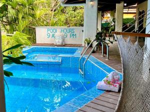 un osito de peluche sentado junto a una piscina en Kika Zaru Free MA Park Tour & Breakfast, en Manuel Antonio