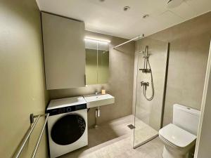 Un baño con lavabo y lavadora. en Studio apartment with gym, parking, coworking, en Maardu 14 fotos más