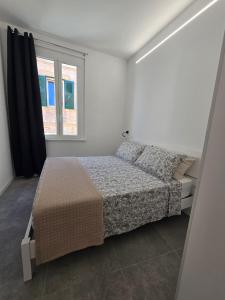 een slaapkamer met een bed en een raam bij DANITO Rooms 7 in Ancona +5 foto's