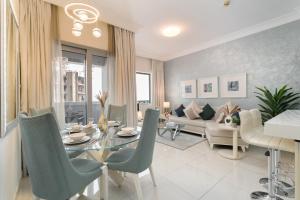 Гостиная зона в Damac Maison Apartment- Steps from Dubai Mall