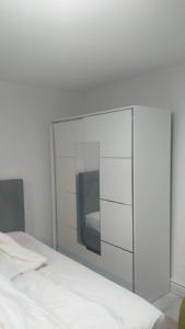 Ένα ή περισσότερα κρεβάτια σε δωμάτιο στο Casa taraneasca Marika