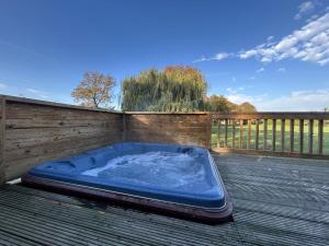 einem Whirlpool auf einer Terrasse in der Unterkunft Athelington Lodge - Chestnut in Horham