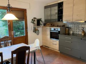 O bucătărie sau chicinetă la Ferienhaus-stadtkyll Beim Förster