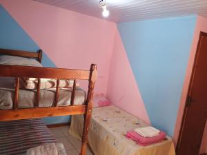 a small room with two bunk beds in it at Pousada da Rita in Nova Friburgo