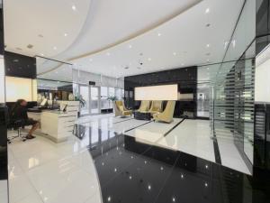 Гостиная зона в Damac Maison Apartment- Steps from Dubai Mall +73 фотографии