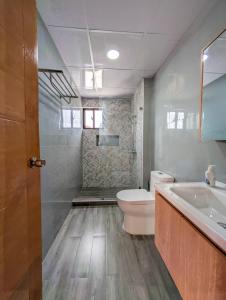 Ένα μπάνιο στο Prado Garden Hotel