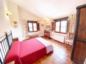 Ένα ή περισσότερα κρεβάτια σε δωμάτιο στο Virgen de la Cabeza Rural House +33 φωτογραφίες