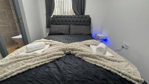 Giường trong phòng chung tại Chic Above Store