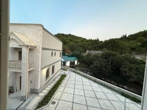 Harutyunyants Hall في إيجيفان: اطلالة جوية على مبنى مع شرفة