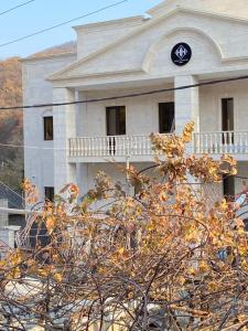 Harutyunyants Hall في إيجيفان: مبنى به ساعة على جانبه