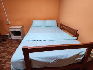 Giường trong phòng chung tại Linda casa con garaje en la majada