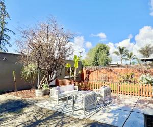 Κήπος έξω από το Modern Home, Unwind in a Prime Location