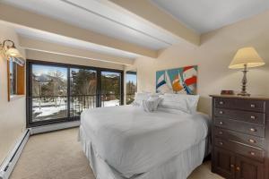 En eller flere senge i et værelse på The Lodge at Lake Dillon 308