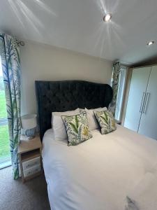 Ένα ή περισσότερα κρεβάτια σε δωμάτιο στο Field View 1 bed-No Pets- Walnut