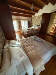 Can L'Hospitalet في Sant Ferriol: غرفة نوم بها سريرين في الغرفة