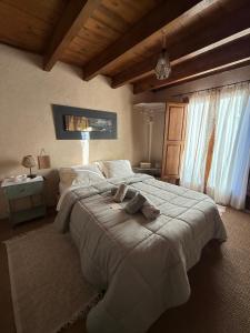 Can L'Hospitalet في Sant Ferriol: غرفة نوم بها سرير كبير في الغرفة