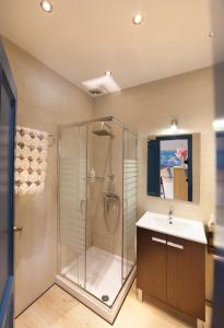 Et badeværelse på Alemaison Diseño y Confort Piscina Privada