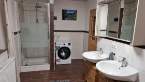 Koupelna v ubytování Ferienglück Allgäu Apartment Amelie + 4 fotografie