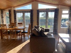 Field View 2 bed-No pets-Hornbeam في Horham: غرفة معيشة بها أريكة وطاولة