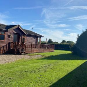 Field View 2 bed-No pets-Hornbeam في Horham: منزل به ساحة كبيرة أمامه