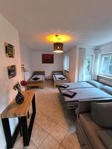 Ferienhaus Weilheim mit Garten Spiel und Spass في فايلهايم إن أوبربايرن: غرفة معيشة بها سريرين وأريكة