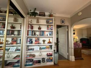 Η βιβλιοθήκη του δωματίου σε οικογενειακή κατοικία
